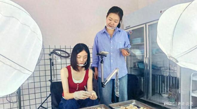 威尼斯网址90后女生直播拔鸡毛引万人寓目曾经用坏5把镊子！