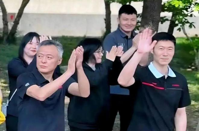 885566威尼斯王励勤和马龙送行国乒主力！7名锻练员+12名陪练负担重担孙颖莎